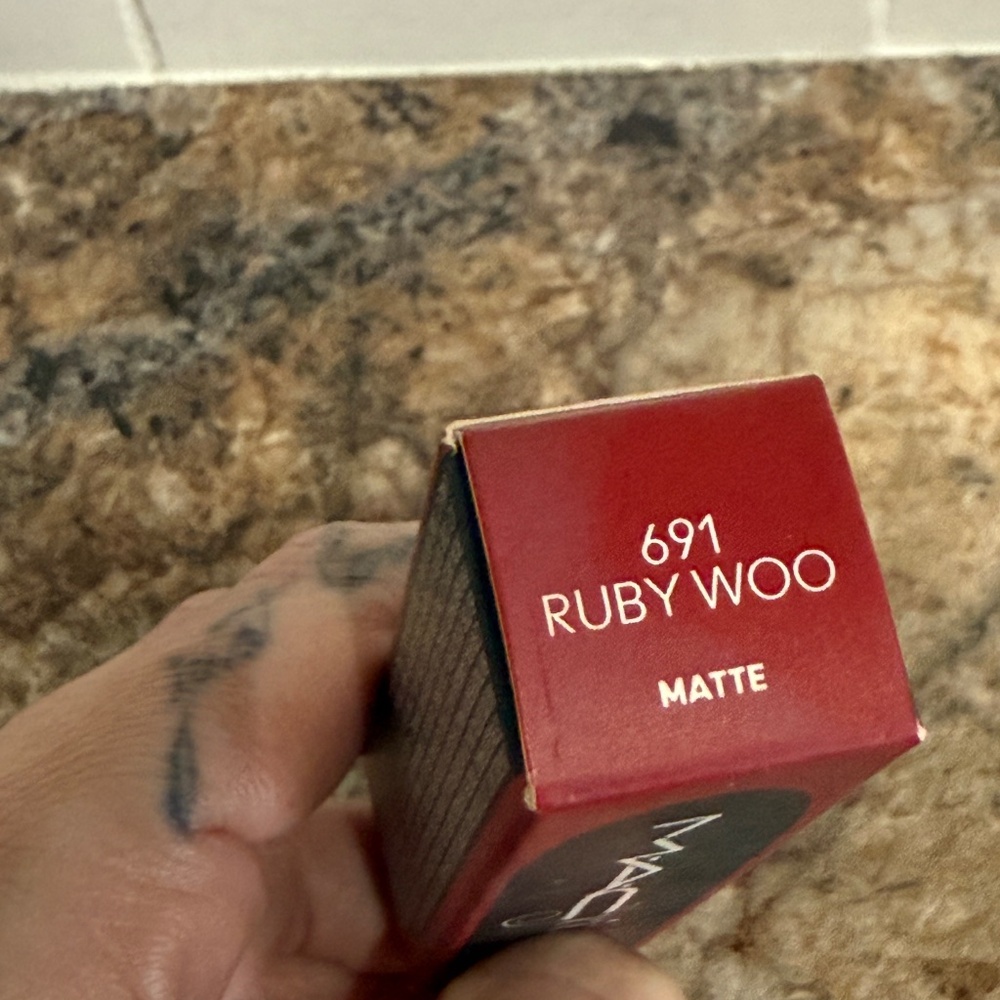 MAC Ruby Woo - Picture 2 of 2